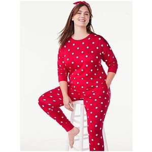 WOMEN’S LONG SLEEVE TEE AND JOGGERS SLEEP SET WITH SOCKS